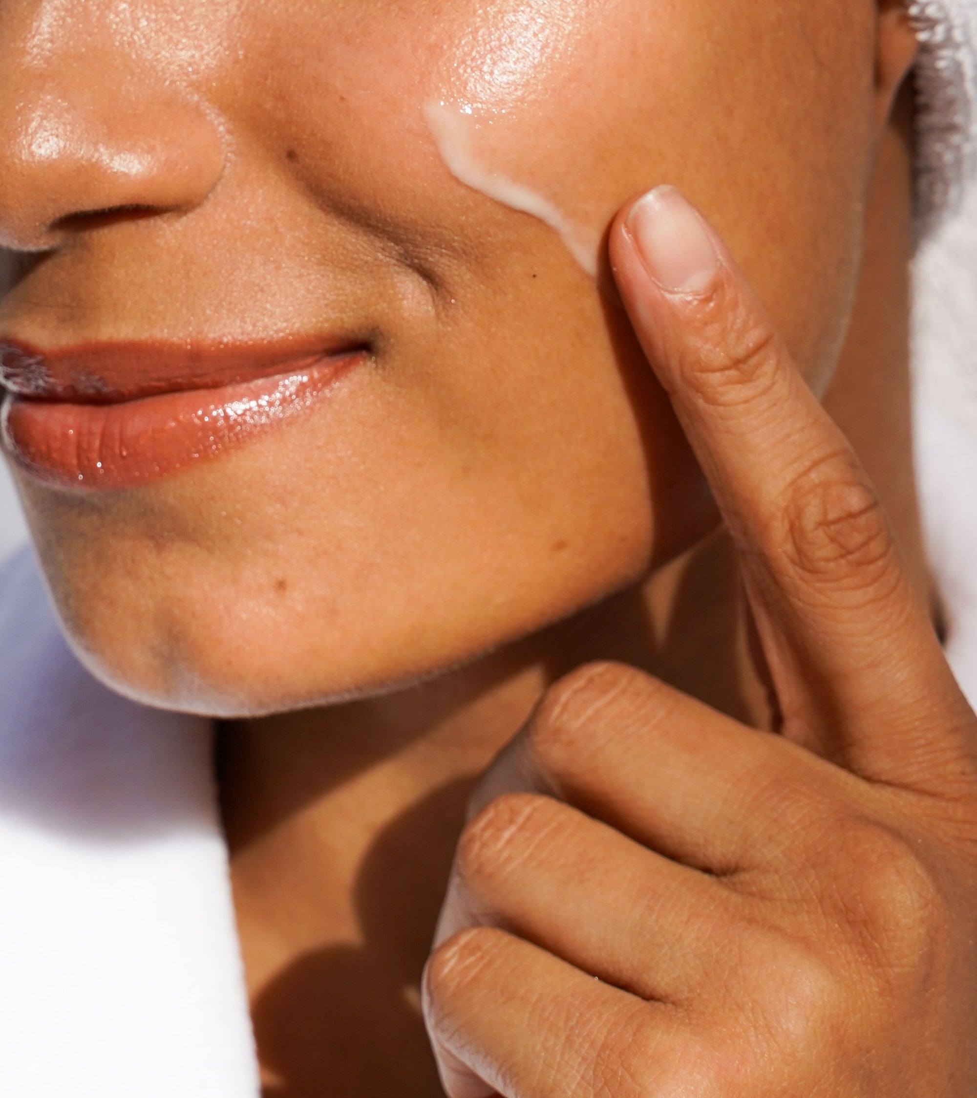 D3+ Serum application on the face